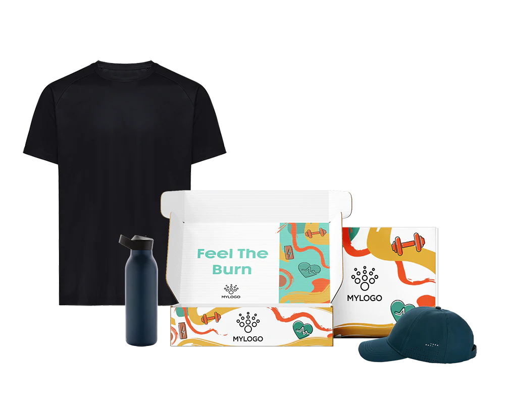 Freigestellte Fitness-Box mit Sportshirt, Trinkflasche und Cap