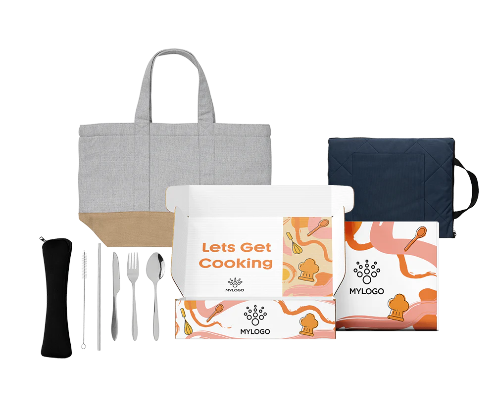 Freigestellte Picknick-Box mit Tragetasche, Picknickdecke und Besteck